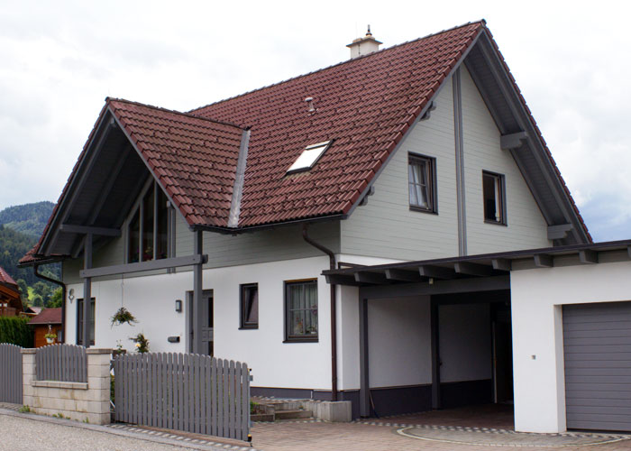 Neugestaltung eines Einfamilienhauses: Fassade: ADLER Tirosil-Color Weiß; Untersicht, Zaun und Fester: ADLER Pullex Color RAL 7038 bzw. 7037